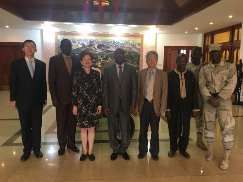 中使館向馬里安全部捐贈(zèng)物資。（圖片來(lái)源：中國(guó)駐馬里大使館網(wǎng)站）