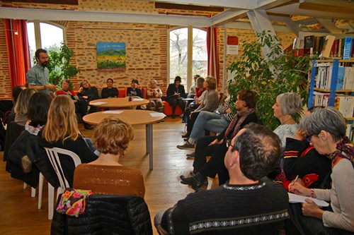 　法國小城勒索萊舉行哲學沙龍，討論“我是誰，我從哪來”。