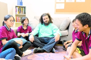 Benjamin與學(xué)生歡快地交流。