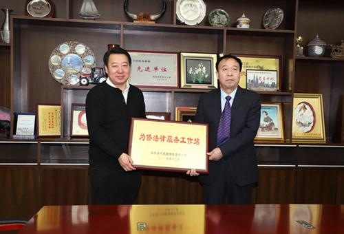 2017年12月4日，山東省僑辦舉行“為僑法律服務(wù)工作站”授牌儀式。圖為授牌現(xiàn)場。(圖片來源：山東省僑辦網(wǎng)站)