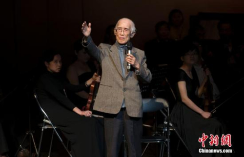 資料圖：余光中朗誦《鄉(xiāng)愁》。 <a target='_blank' >中新社</a>記者 駱云飛 攝