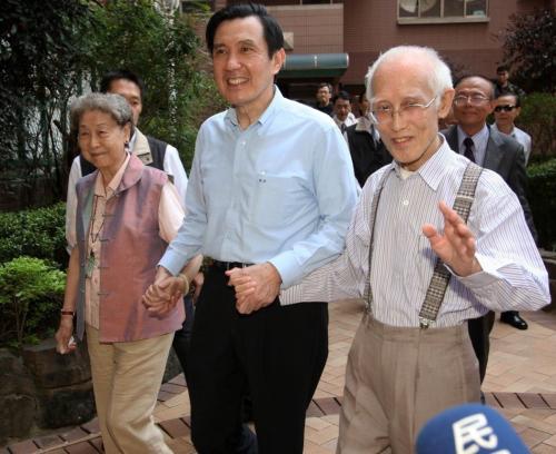 資料圖：余光中與馬英九。圖片來源：臺灣聯(lián)合新聞網(wǎng)