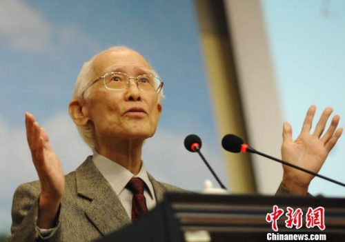 圖為2008年10月11日，余光中在揚州抒發(fā)鄉(xiāng)愁?！≮w軍 攝