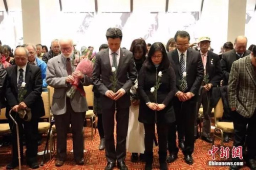 當(dāng)?shù)貢r(shí)間10日下午，來自華裔、韓裔、菲律賓裔、非裔及白人社區(qū)各界人士500余人，向80年前南京大屠殺的死難者默哀，獻(xiàn)上白色玫瑰。