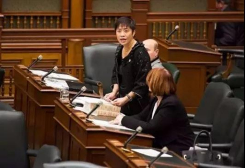 圖為黃素梅。