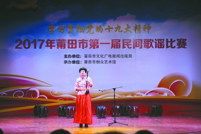  常太山歌-俚歌非遺項(xiàng)目代表性傳承人傅碧霞在表演山歌《十月景長(zhǎng)工詩(shī)》。蔡銥婧 攝