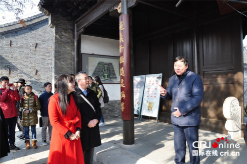 阮元六世孫阮錫安介紹阮元家廟。