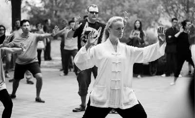  外國人學習太極拳，體驗中華傳統(tǒng)文化。光明圖片/視覺中國