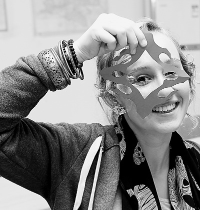 外國人學習剪紙感受中國文化。光明圖片/視覺中國