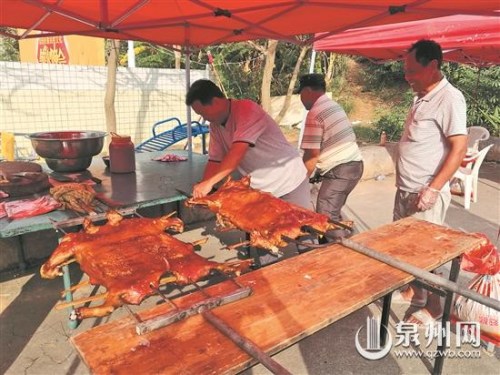 印尼美食烤乳豬。