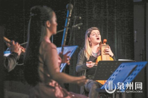 波蘭樂團(tuán)成員一邊與泉州南音藝術(shù)家共同演奏，一邊深情演唱。(陳起拓 攝)
