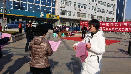 社區(qū)僑法集中宣傳活動(dòng)現(xiàn)場(chǎng) 萊蕪市外僑辦供圖 社區(qū)僑法集中宣傳活動(dòng)現(xiàn)場(chǎng) 萊蕪市外僑辦供圖