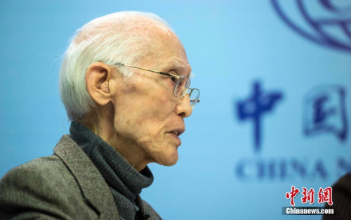 圖為2013年12月29日，來海南參加2013年兩岸詩會的余光中，攜太太范我存女士接受<a target='_blank' >中新社</a>獨家專訪。 <a target='_blank' >中新社</a>記者 駱云飛 攝