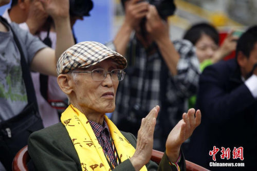 圖為2014年6月1日，余光中來到河南欒川老君山拜謁老子圣像，聽百名兒童齊聲吟誦有他創(chuàng)作的感人詩作《鄉(xiāng)愁》。 <a target='_blank' >中新社</a>記者 王中舉 攝