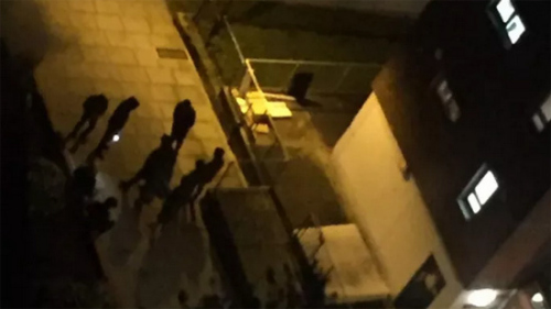 圖片為Hawkridge樓下常聚集的少年群體。（歐洲時(shí)報(bào)英國(guó)版微信公眾號(hào)）