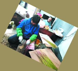 匠人正在制作茅龍筆。