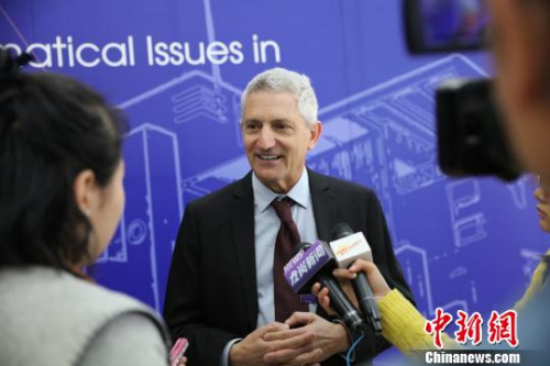 中國工程院外籍院士史提芬·博伊德接受媒體采訪。港中大(深圳)供圖