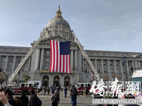 市政大樓前中央廣場(chǎng)懸掛起巨大的美國(guó)國(guó)旗以示哀悼。(僑報(bào)記者陳勇青攝)