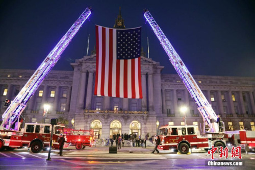 當(dāng)?shù)貢r(shí)間12月15日，美國(guó)舊金山舉行李孟賢市長(zhǎng)遺體告別儀式，紀(jì)念12日凌晨因心臟病去世的李孟賢。他是舊金山歷史上首位華裔、亞裔市長(zhǎng)，享年65歲。 <a target='_blank' >中新社</a>記者 劉丹 攝