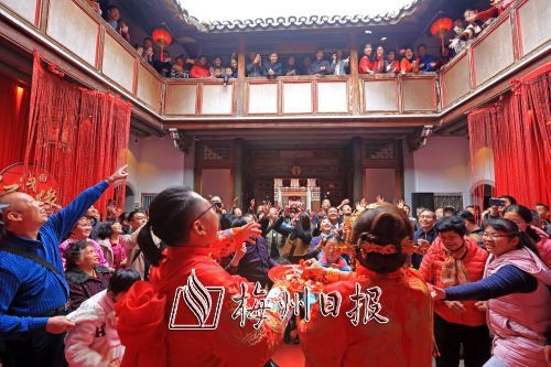 新郎新娘向參加婚禮的親朋好友派發(fā)喜糖。（首席記者高訊攝）