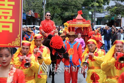 新郎騎著高頭大馬迎娶新娘。