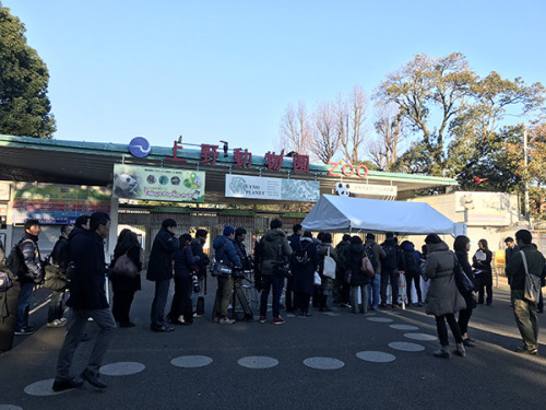 排隊(duì)等候的中日媒體