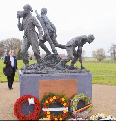 圖為當(dāng)?shù)匾晃焕先笋v足凝望華工雕像。 本報(bào)記者 任 彥攝 