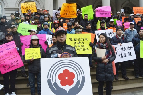 劉立強(qiáng)(發(fā)言者)呼吁政府了解新移民生活艱辛，別取締電單車，將其合法化。(美國《世界日報(bào)》記者/俞姝含 攝)