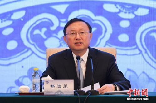 12月19日，第四屆世界華文教育大會(huì)在北京開幕，來自世界55個(gè)國家和地區(qū)的近600位華文教育界代表參會(huì)。圖為中共中央政治局委員、國務(wù)委員楊潔篪出席開幕式并致辭。 <a target='_blank' >中新社</a>記者 崔楠 攝