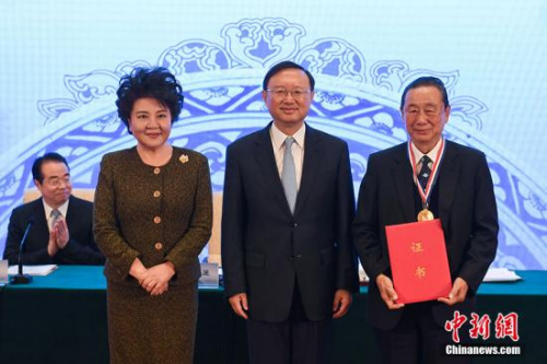 12月19日，第四屆世界華文教育大會(huì)在北京開幕，來自世界55個(gè)國家和地區(qū)的近600位華文教育界代表參會(huì)。圖為中共中央政治局委員、國務(wù)委員楊潔篪(右二)、國務(wù)院僑務(wù)辦公室主任裘援平(右三)與獲頒華文教育杰出貢獻(xiàn)獎(jiǎng)的印尼中華總商會(huì)永久名譽(yù)主席、泗水新中三語學(xué)校董事長(zhǎng)何文金(右一)合影。 <a target='_blank' >中新社</a>記者 崔楠 攝