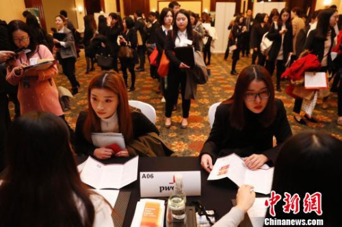 本屆招聘會(huì)吸引了三十家國內(nèi)外知名企業(yè)，參會(huì)學(xué)生人數(shù)近250人?！埡鄠?攝