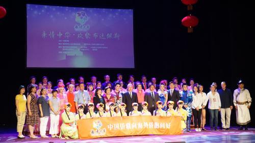 資料圖：當?shù)貢r間2017年7月18日，中國僑聯(lián)“親情中華”藝術(shù)團在匈牙利布達佩斯成功舉辦“親情中華相聚布達佩斯”文藝演出。圖為段潔龍與全體演員和承辦、協(xié)辦方代表合影。 (匈牙利《歐洲論壇》)