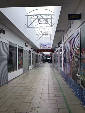 市場(chǎng)受粗暴執(zhí)法影響，空無一人，許多經(jīng)營(yíng)戶直接關(guān)門。（《歐洲時(shí)報(bào)》中東歐版微信公眾號(hào)）