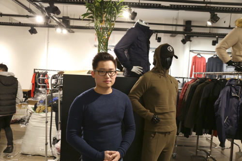 華人商圈最年輕的“華二代”創(chuàng)業(yè)者溫大維才22歲。(本文圖片均由《歐洲時(shí)報(bào)》記者孔帆 攝)