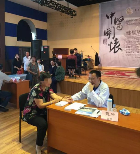 為蒙古國僑胞進(jìn)行義診