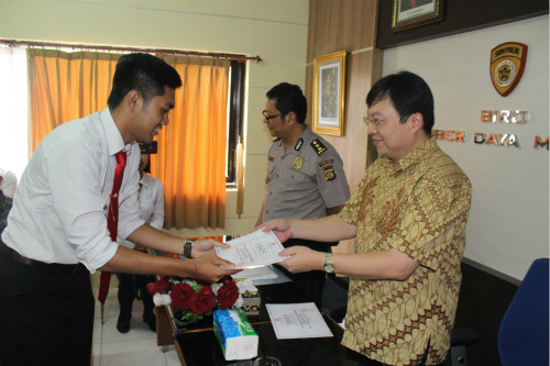 為學(xué)員頒發(fā)證書。