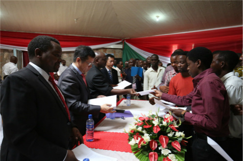 李昌林大使向學生發(fā)放助學申請表。