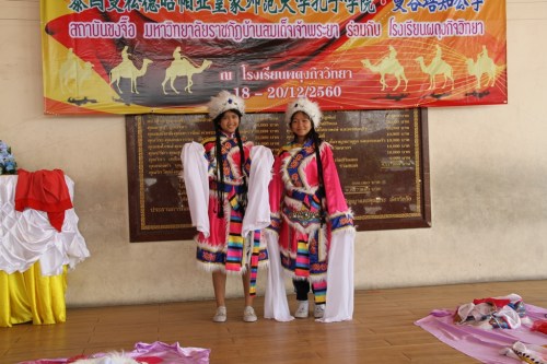 “千挑萬(wàn)選”了解中國(guó)民族服飾。