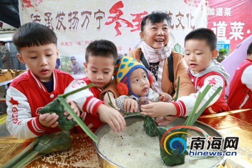 小朋友體驗(yàn)做“落”。萬寧市供圖