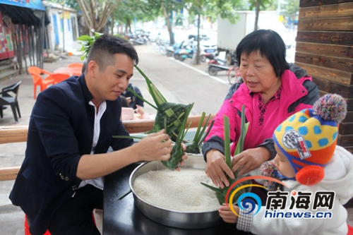 市民體驗(yàn)做“落”。萬寧市供圖