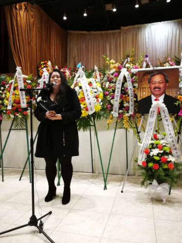 李應鈺講述父親李孟賢在關心華埠建設的點點滴滴。(記者黃少華／攝影)