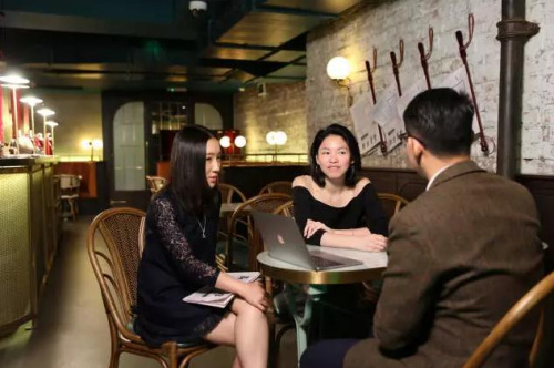 湯子慕、唐詩(shī)與創(chuàng)業(yè)小伙伴商討策劃書(shū)（《歐洲時(shí)報(bào)》英國(guó)版微信公號(hào)“英倫圈”）