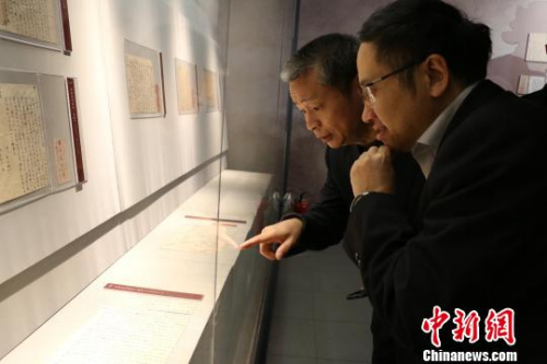 僑批專家黃清海為觀眾講解僑批。(李倩倩 攝)