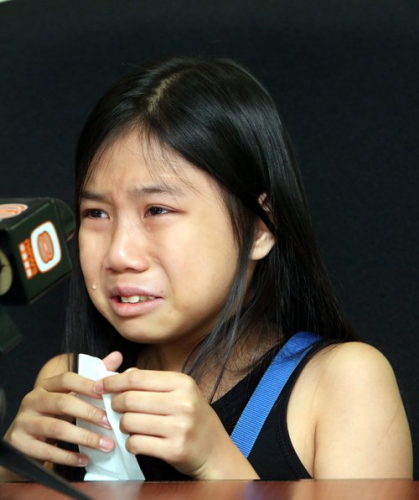 佳妤談到妹妹病情時(shí)，不禁落下眼淚。