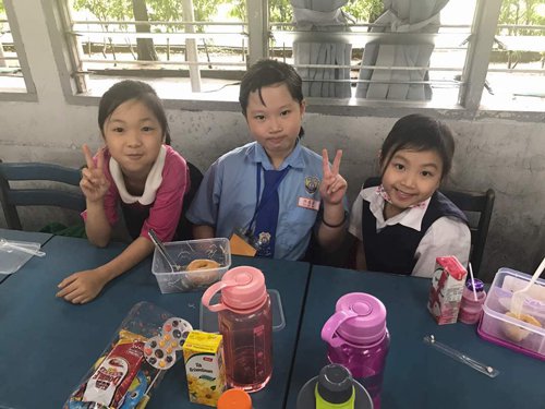 陳家銓(右)在校和朋友相處時(shí)笑容滿面，個(gè)性樂天。（圖片均來自馬來西亞《中國(guó)報(bào)》）