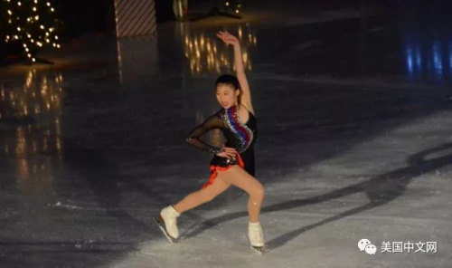 張?jiān)匠⒓蛹~約長(zhǎng)島圣誕演出