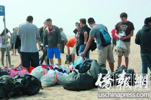 華人義工在海灘撿垃圾。（美國《僑報》/夏嘉 攝）