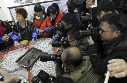 圖8：在弘揚(yáng)紅日亭道德風(fēng)尚過(guò)程中，溫州媒體發(fā)揮了重要作用。2015年冬至這天，溫州媒體采訪紅日亭牽手愛(ài)心聯(lián)盟86個(gè)愛(ài)心驛站派送湯圓的場(chǎng)景。 蘇巧將 周樹慧　攝