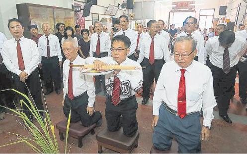 薛任評(前排中)率領會館三大機構理事會及會員參與祭祖。左起為沈鏡河及陳雅池。(馬來西亞《中國報》/陳文祥 攝)