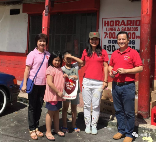 張雪云(右二)在2017年11月和花縣同鄉(xiāng)會僑務組成員一起上街募捐慈善公益活動，與熱心華裔僑胞合影(受訪者供圖)